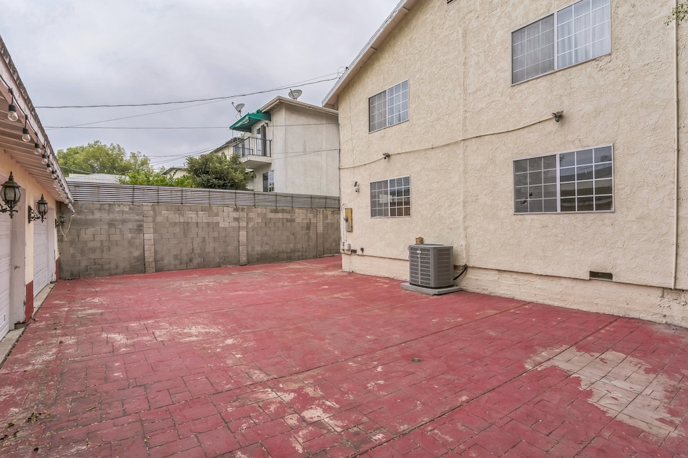 Russell House Near Hollywood & Griffith Park 3 Bedroom Home