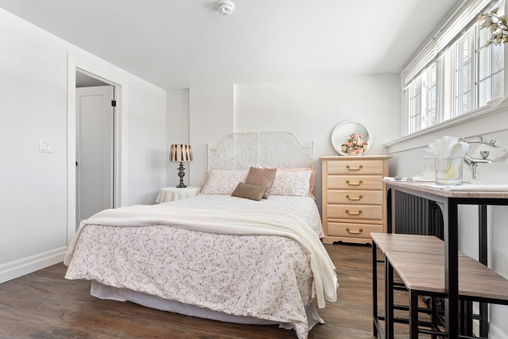Private Studio Apartment in Burlington - U5