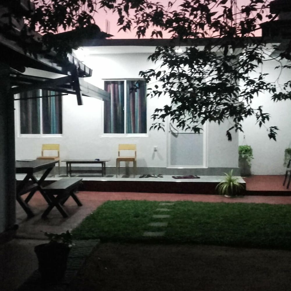 Araliya White House