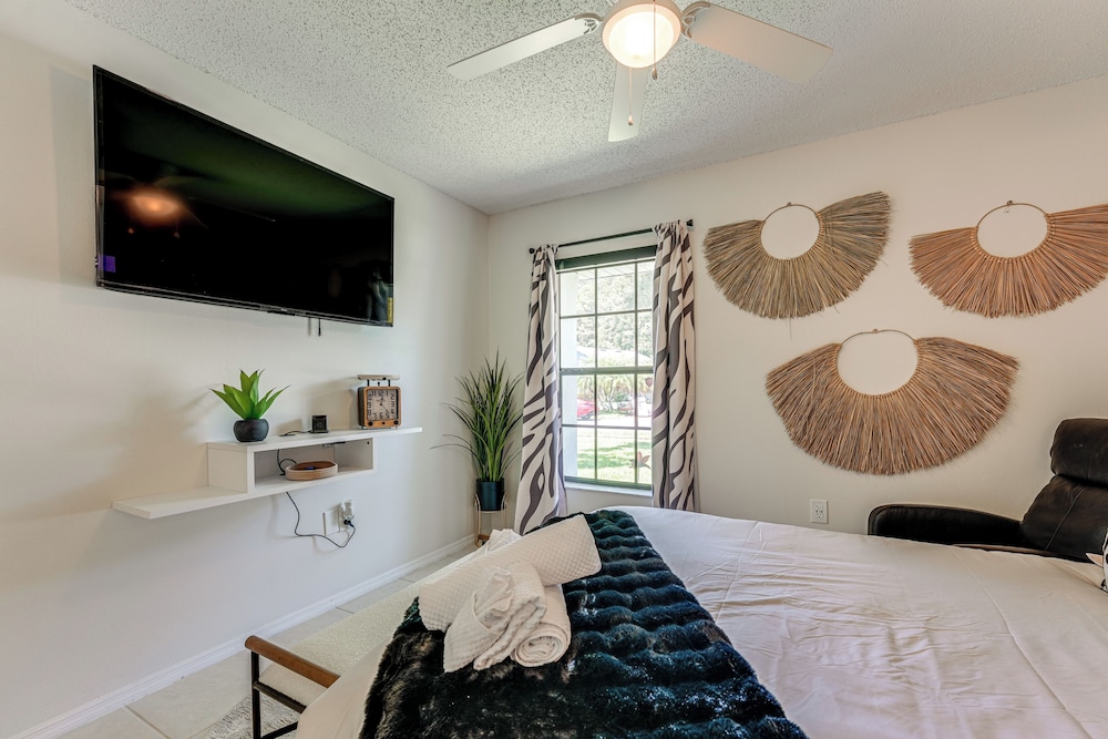 Hot Tub & Movie Theater: Family Oasis in Kissimmee