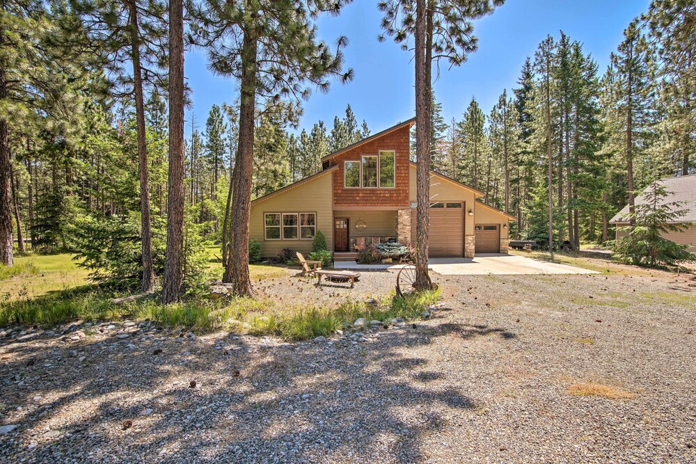 Modern-rustic Ronald Getaway: Hot Tub, Grill!