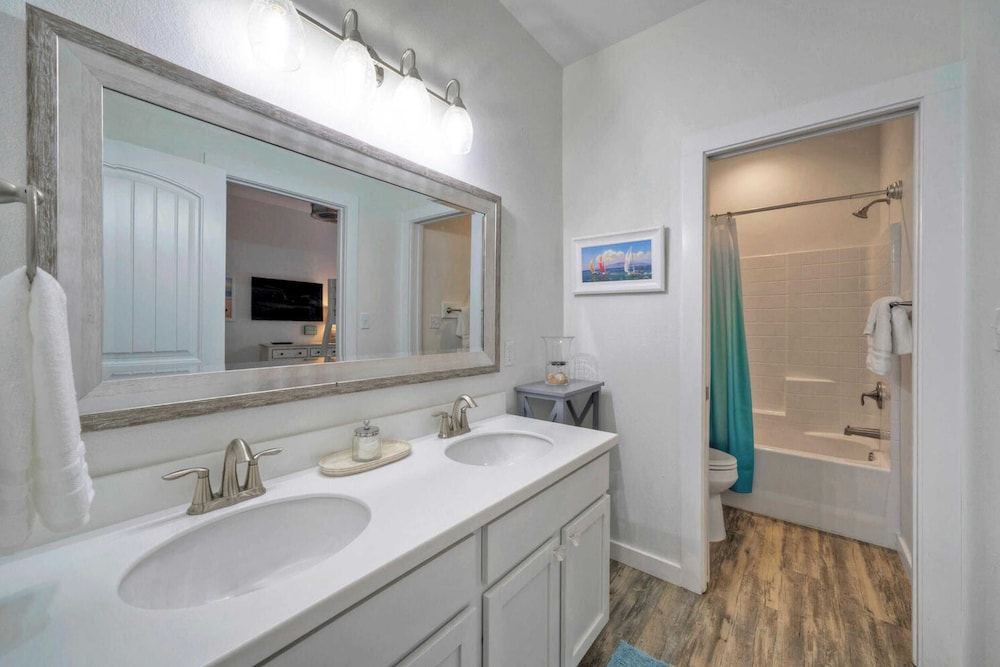 Sleeps 29, 3 Homes Beachside Resort Pool, Walk to the Beach