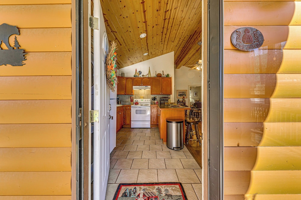 7 Mi to Ruidoso Winter Park: Quiet Cabin w/ Deck view 5