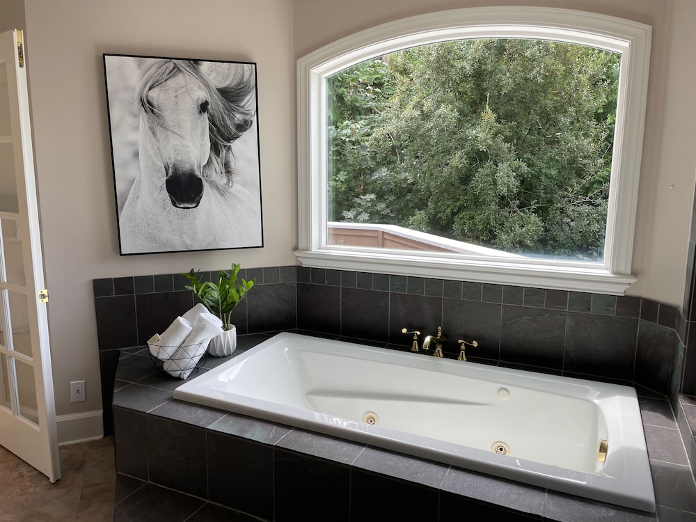 Cascadia Family Mansion Hot Tub Game Room Gym