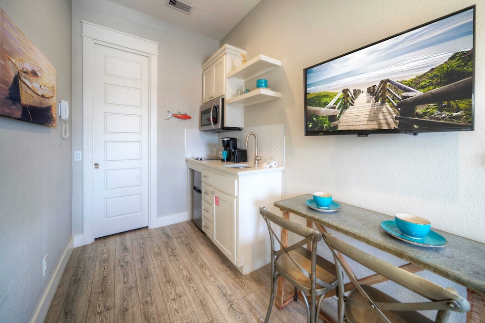 Trout Street Buyout 3 Port A Marina-front Homes Water Views + Pet-friendly Options 16 Guests