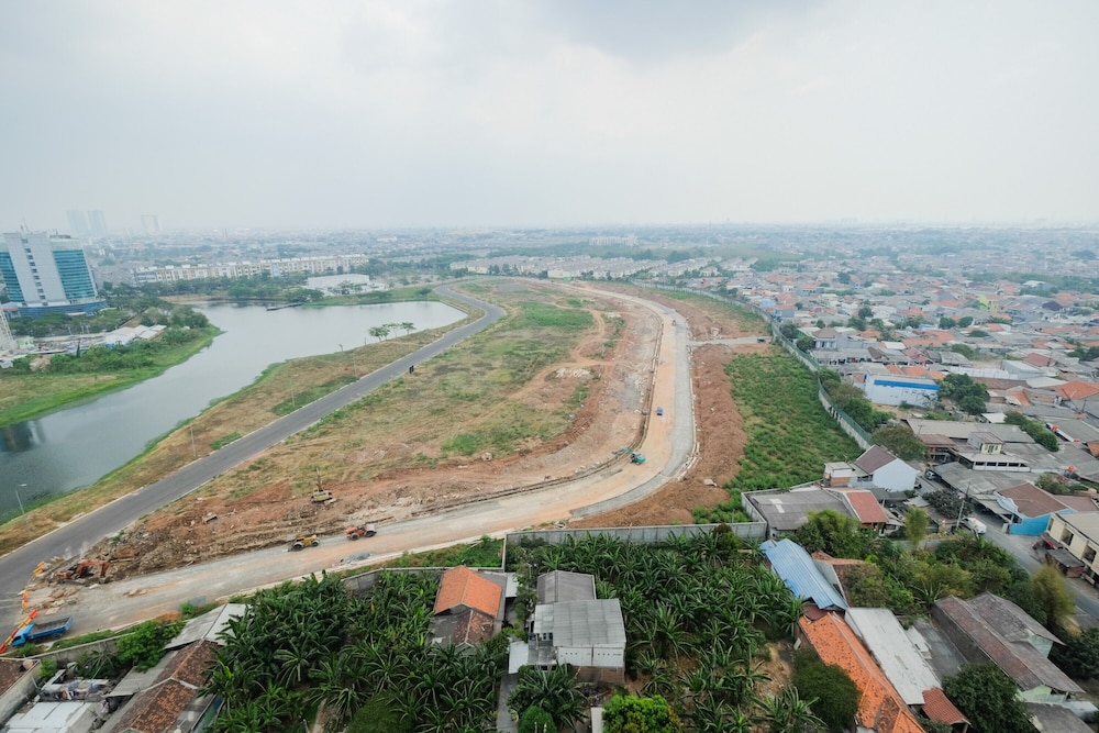 Spacious 2BR Apartment at The Springlake Summarecon Bekasi view 4