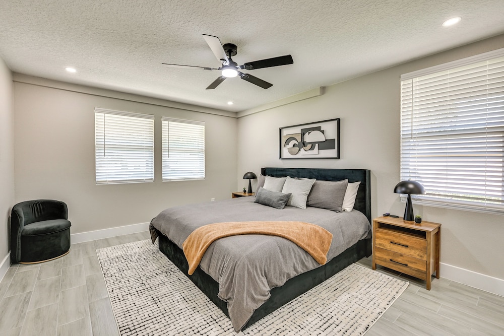 Modern Lakeland Golf Retreat w/ Putting Green