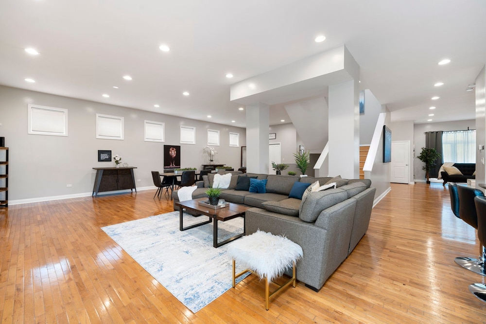 Spacious Luxury Retreat 8 Bed Oasis With 6 Baths