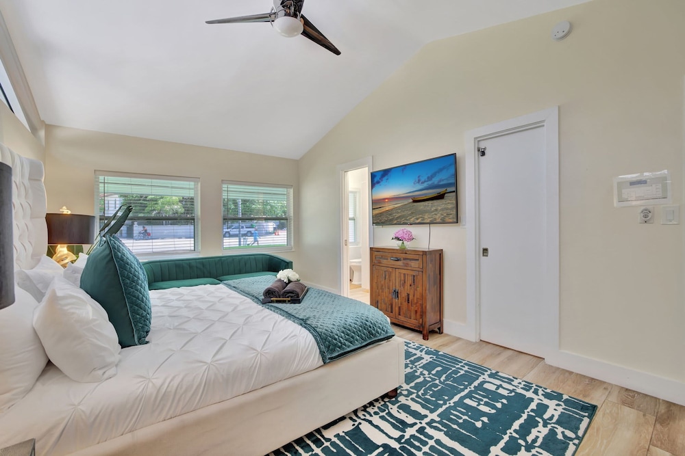 Seabreeze - 6BR Pool and Steps to Beach