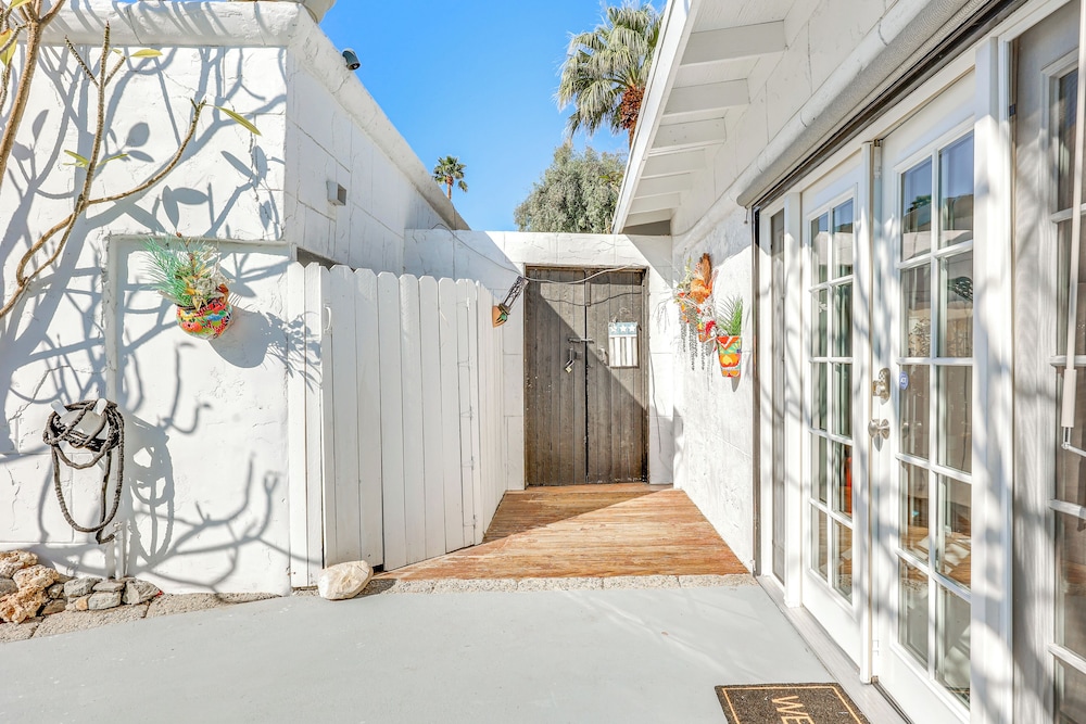 Golf, Shop & Hike: Sleek Rancho Mirage Studio