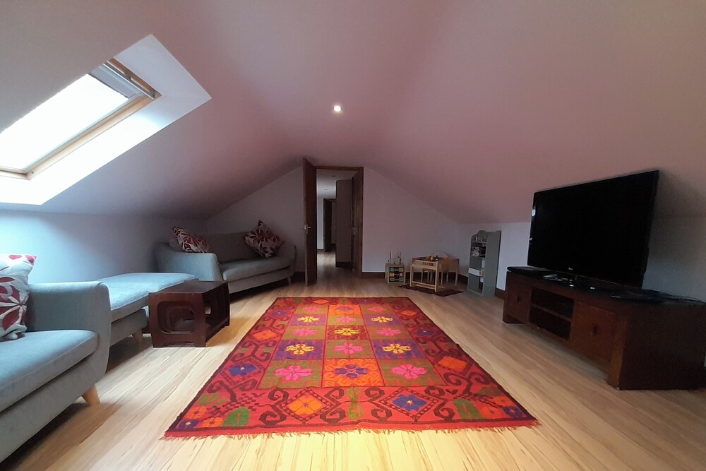 Canal-side 5-bed Cottage - Sleeps 10, Pet Friendly