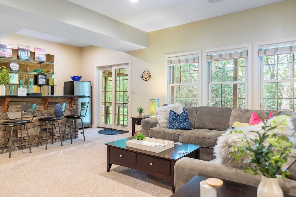 Highland Hideaway by Avantstay Group Poconos Retreat w/ Patio + Game Room