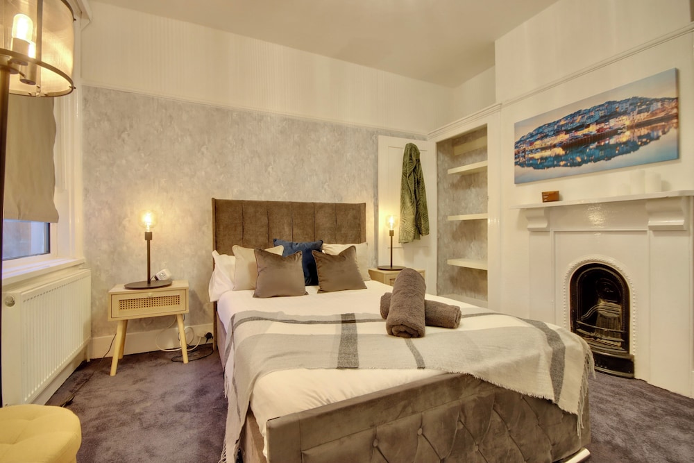 Southsea 4BR Getaway with Private Yard