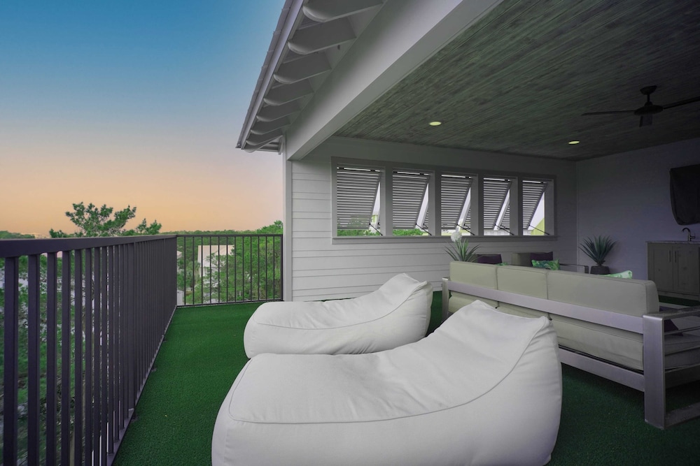 Beauty and the Beach by Avantstay Rooftop w/ Gulf Views, Pool Access