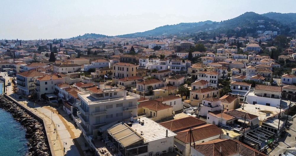 Thanos Luxury Apartment in Spetses view 2