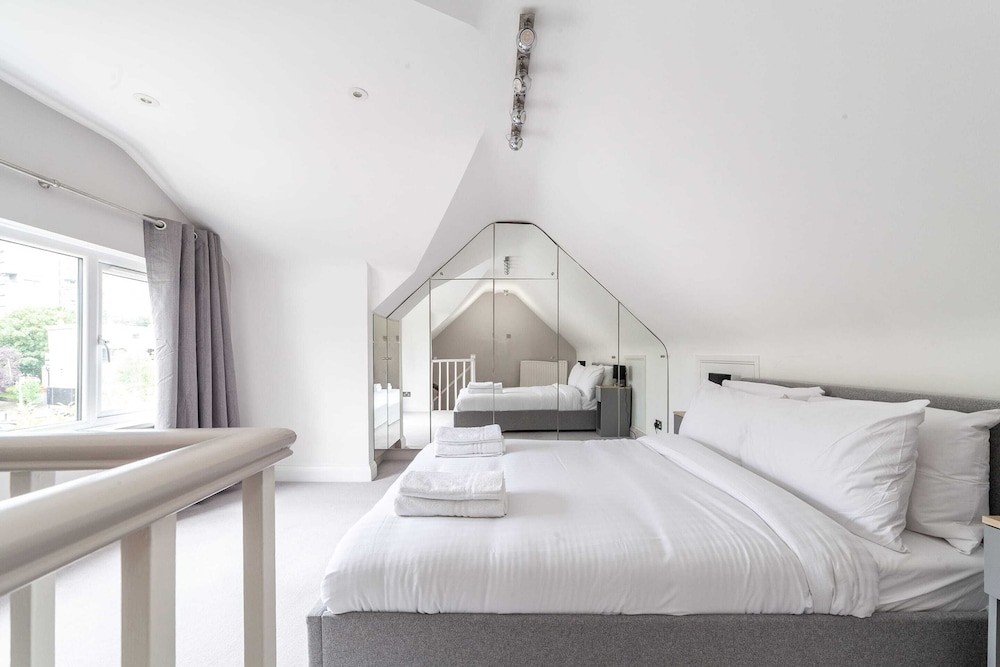 Spacious Battersea Gem With Balcony Bliss
