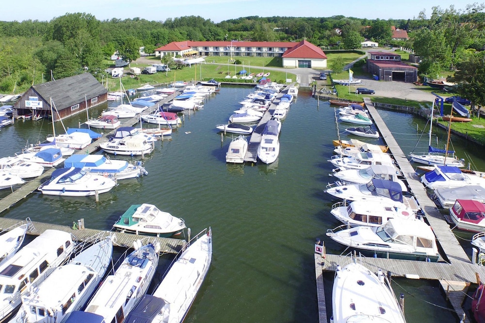 Aparthotel by Lake Heidensee With Boat Rentals