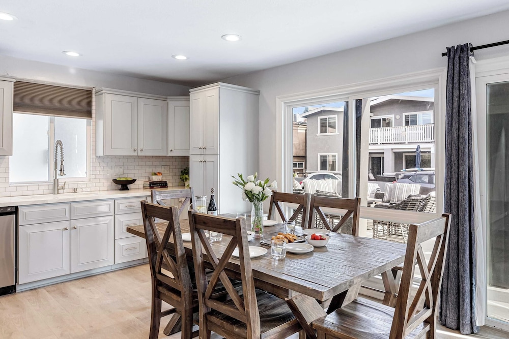 Sandy by Avantstay Oceanview, Steps to Beach Patio w/ Fire Pit + Dining Area