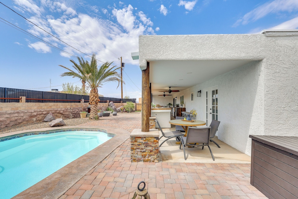 Poolside Relaxation: Group-friendly Home in Havasu