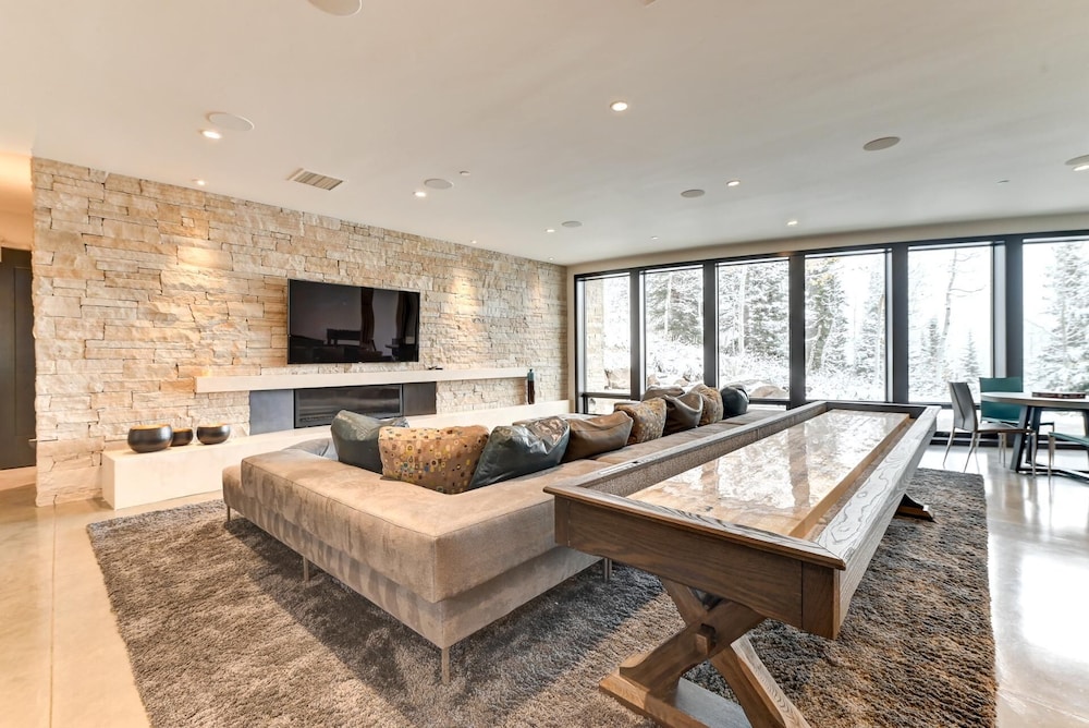 KBM Resorts Walk to Slopes, Sports Court, Private Home Theater, Sleeps 17, Outdoor Hot Tub Pco-184m
