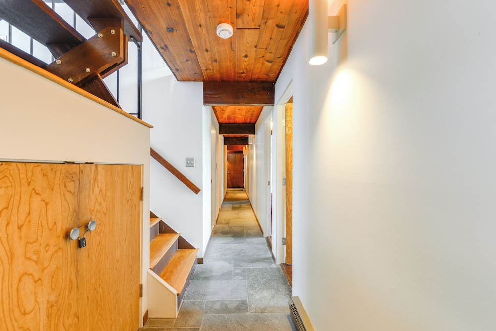 Trail Access On-site: Gorgeous MCM Deck House!