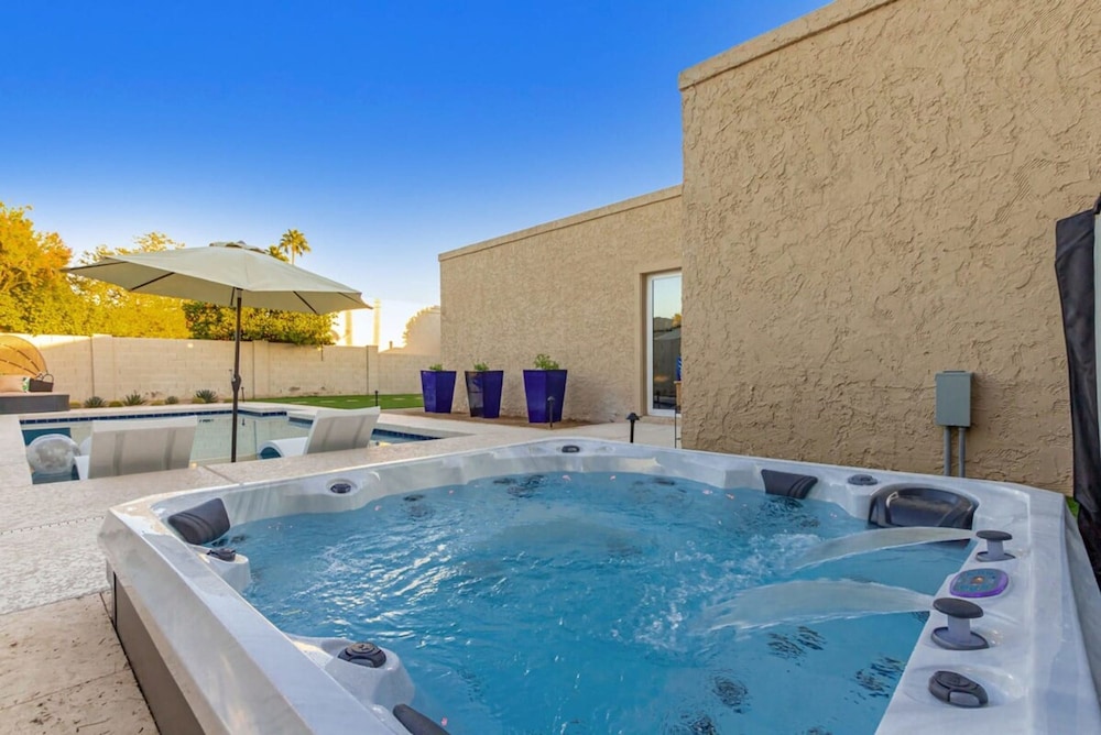 Executive Retreat Pool Spa AZ Canal Trail BBQ