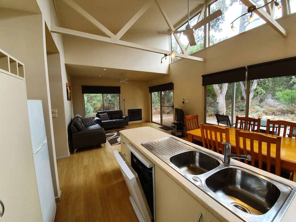 Waterfront Retreat At Wattle Point