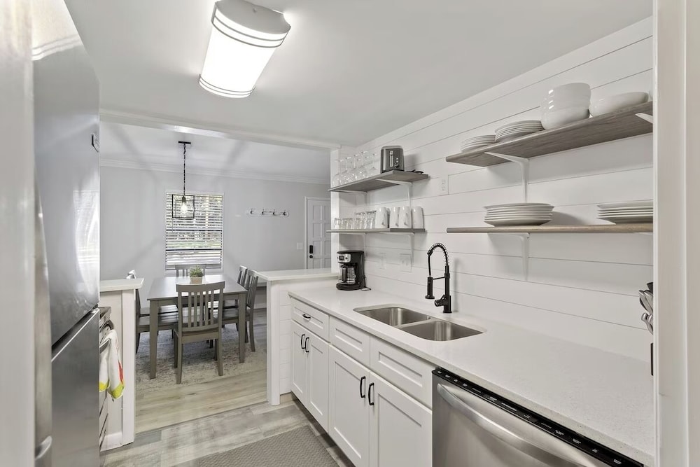 Hilton Head 3BR Retreat Pool, Dining & Shops