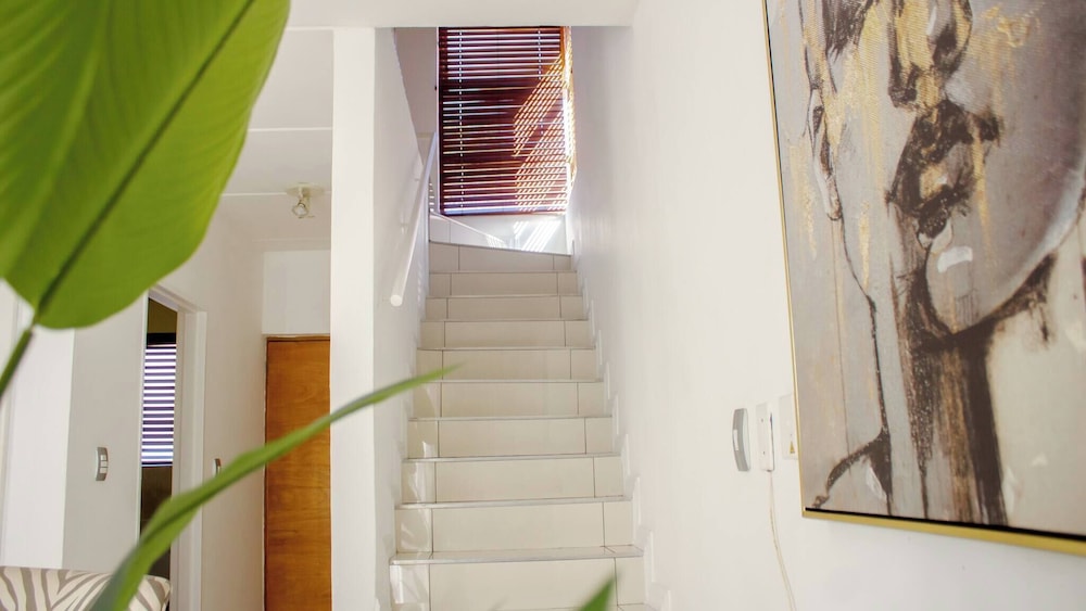 Beautiful 2 Bedroom Apartment Near Monte Casino
