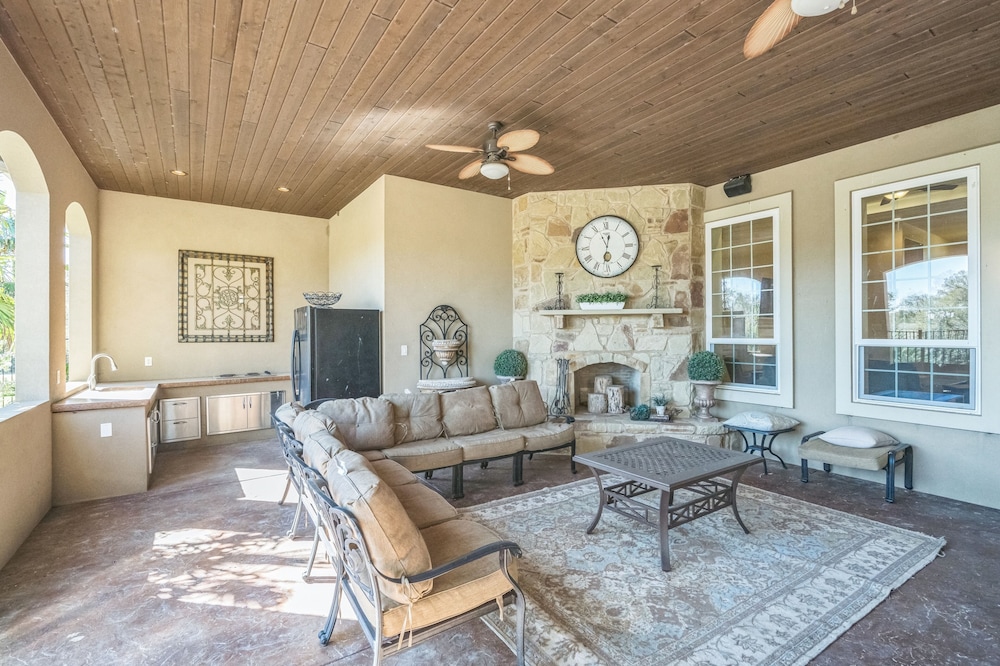 Luxurious 4-Bedroom Oasis with Private Pool Home