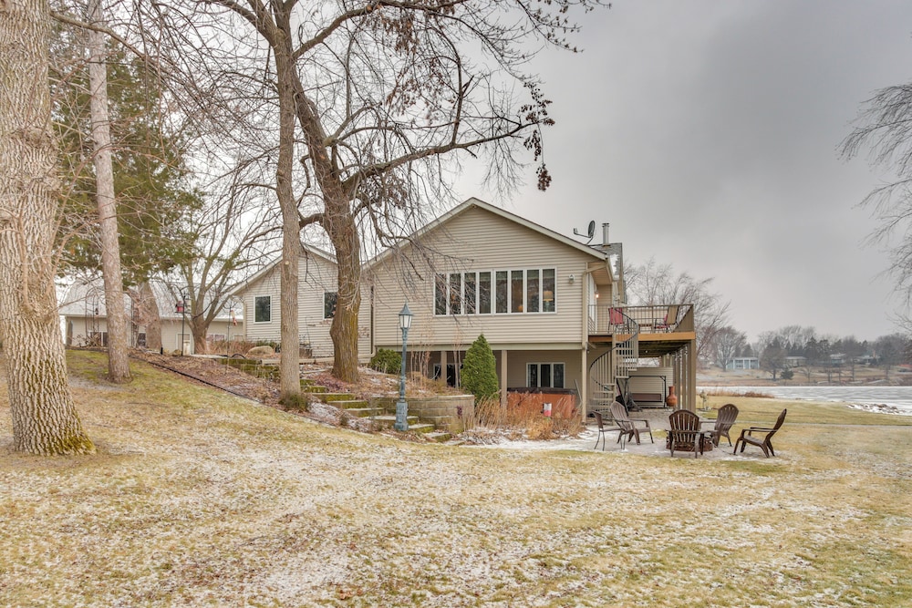 Hot Tub + Fireplace: Cozy Home on Howard Lake!