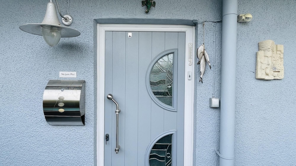 Beach Cottage - Nautical-themed Cottage in Central Totnes view 5