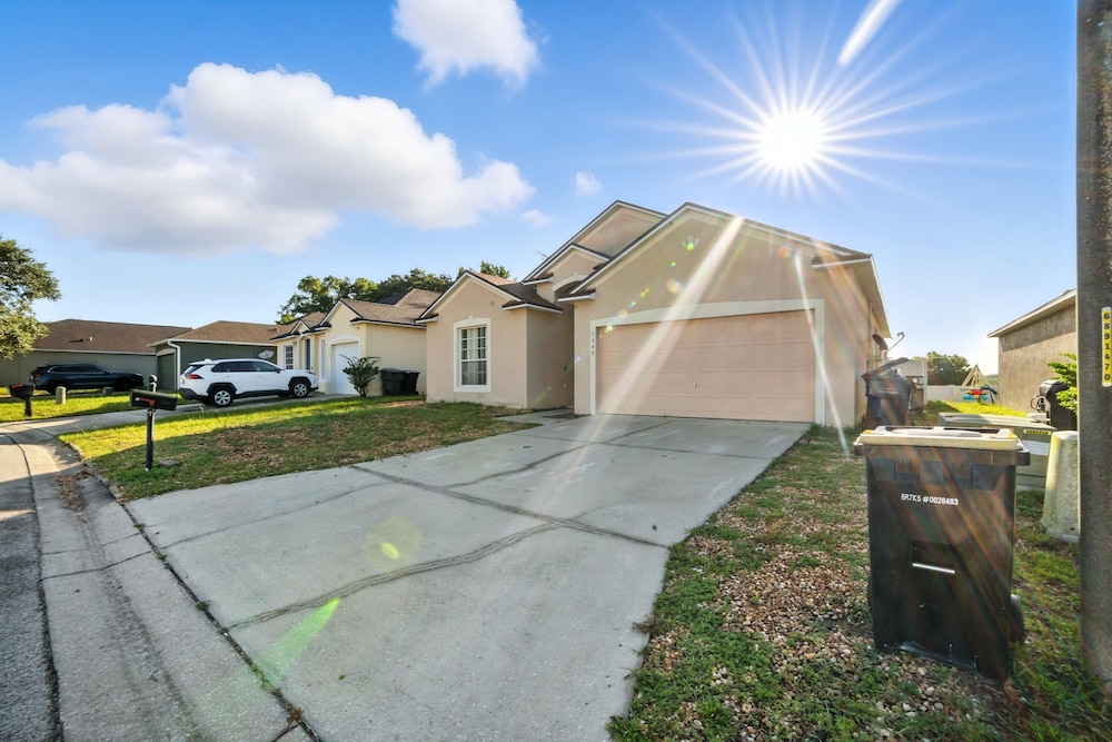 Family Retreat With Private Pool Near Disney! 3 Bedroom Residence