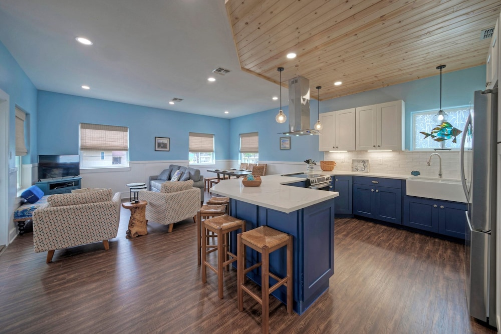 Leave of Absence Luxe Coastal Stay w Pool Outdoor Dining Minutes to Beach