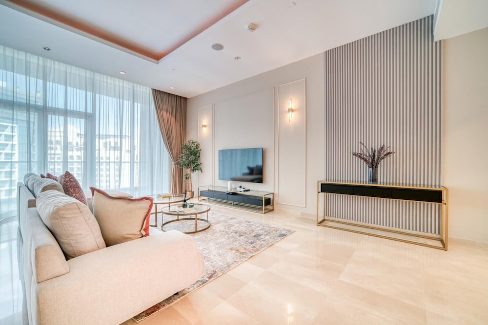 Modish Palm 3BR w Private Balcony Beach Access