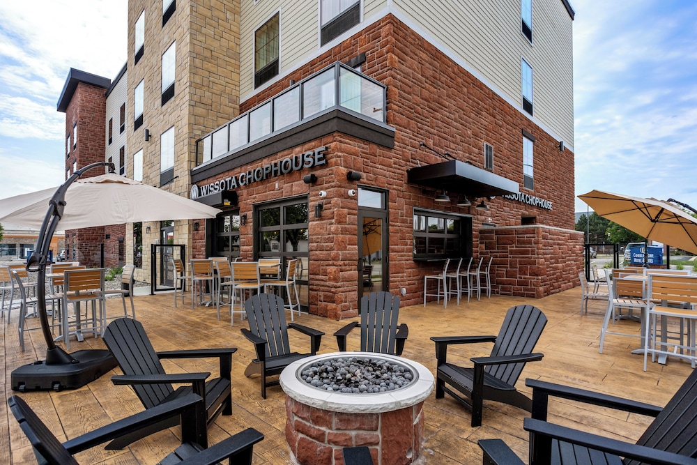 Cobblestone Hotel & Suites - Waukesha