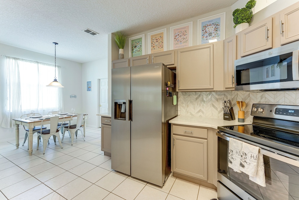 Walk to Tower Lake: Family Home in Gated Community