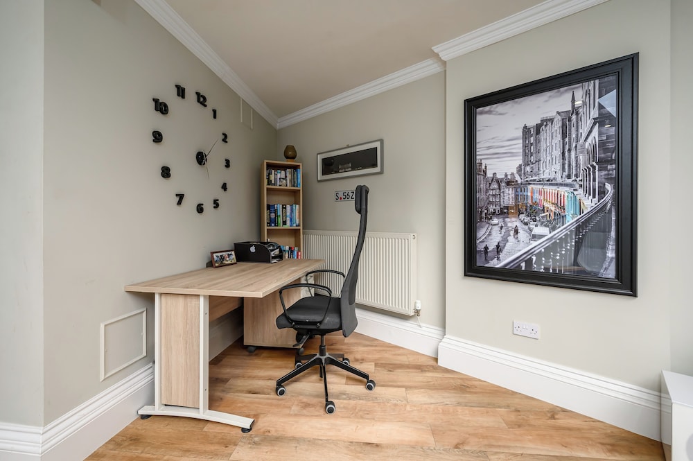 Elegant 3-Bedroom Flat in West End