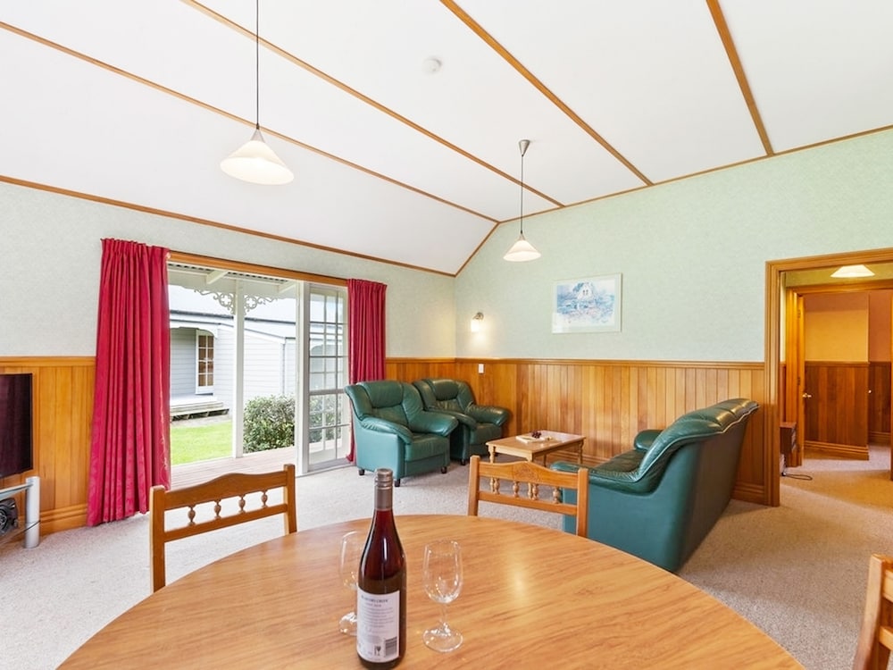 2 Bedroom Cottage near Huka Falls view 2