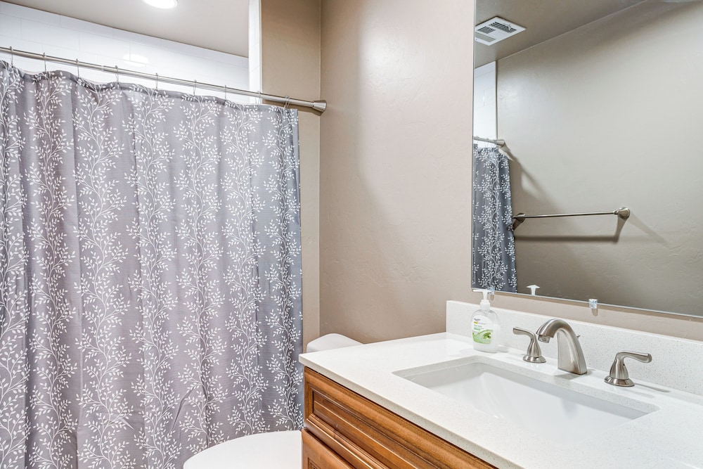 4 Mi to Dtwn Guthrie: Family Home w/ Fire Pit!