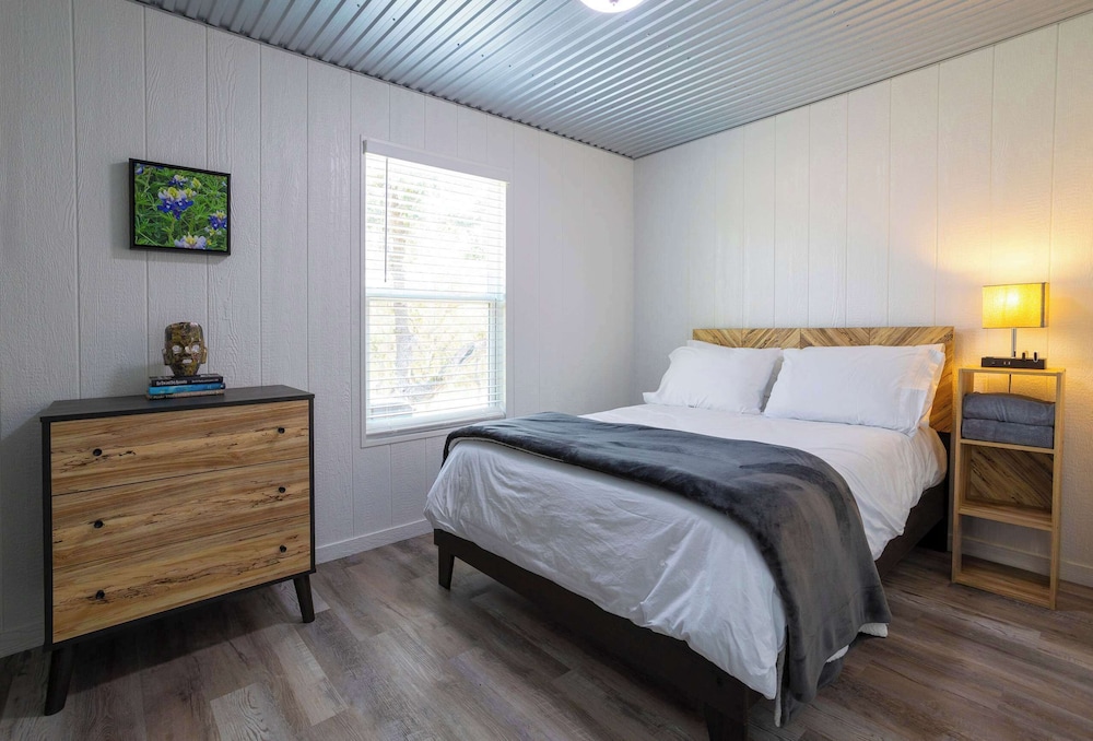 Bison View Secluded Cabin for 6 w/ Hot Tub on Wildlife Sanctuary