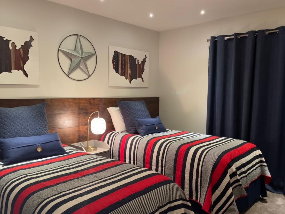Amazing 4bdr House w Pool - PP