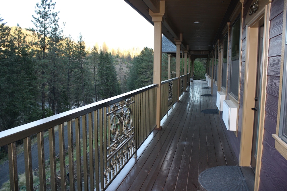 Hearthstone Elegant Lodge by the River