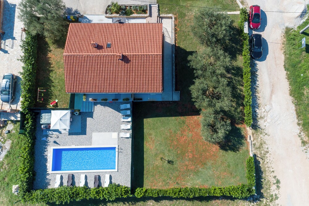Pool House Lilly view 5
