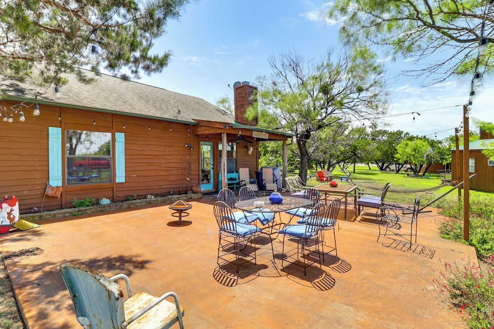 1 Mi to Lake: Pet-friendly Cabin in Strawn