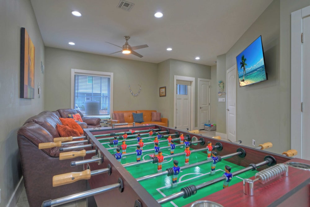 Sleeps 19 2 Homes w/ Pool, Foosball+shuffleboard Mins to the Beach + Shops
