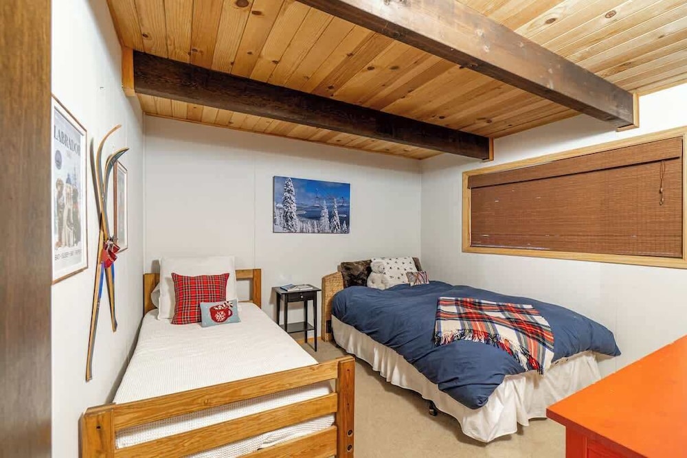 Cozy Tahoma Cabin in the Pines Sleeps 6 + Pets