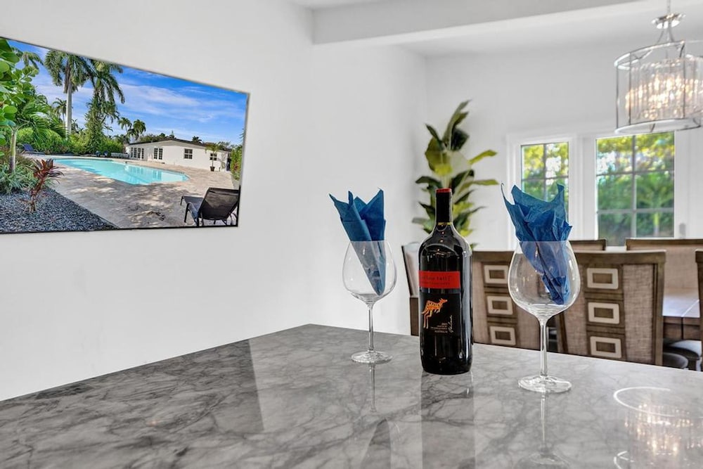 New Pool House 3-bedroom Home Victoria Park