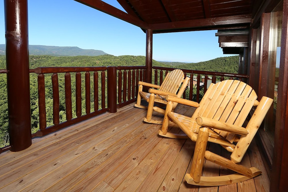 Picture Perfect 7 Br cabin by RedAwning