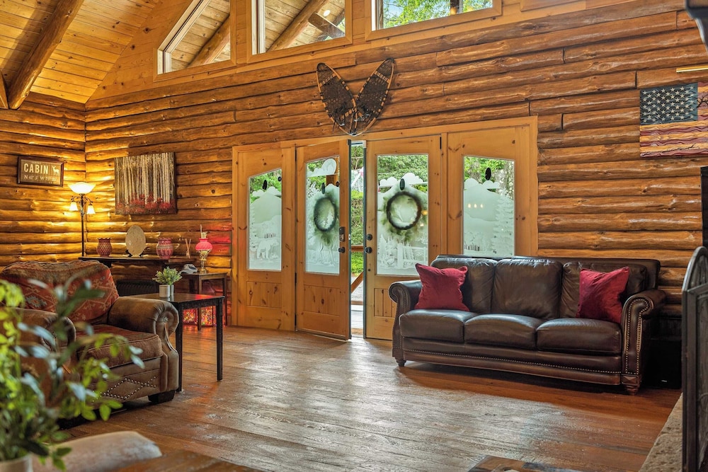 Bigwood Cabin Retreat Hot Tub, Game Room, Firepit Lounge & Private Yard
